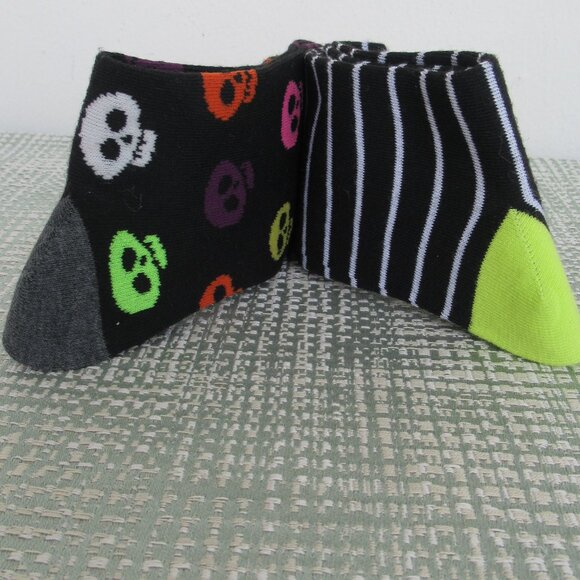 New HALLOWEEN SKULL 2 Pair Fun and Vibrant Unisex Socks size Medium 6.5 - 9 - Picture 3 of 5